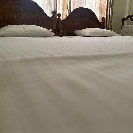 N Joy Inn Trincomalee Bagian luar foto
