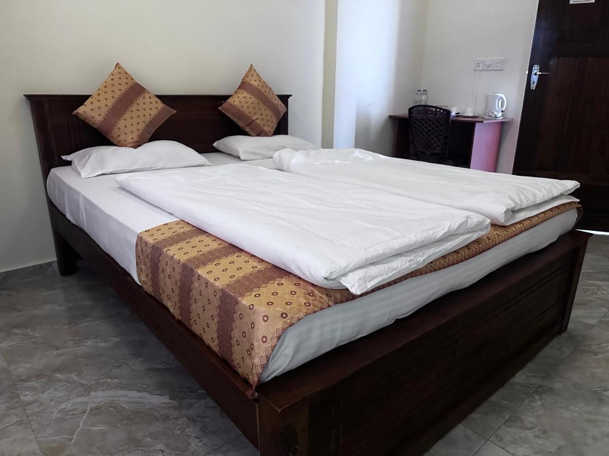 N Joy Inn Trincomalee Bagian luar foto