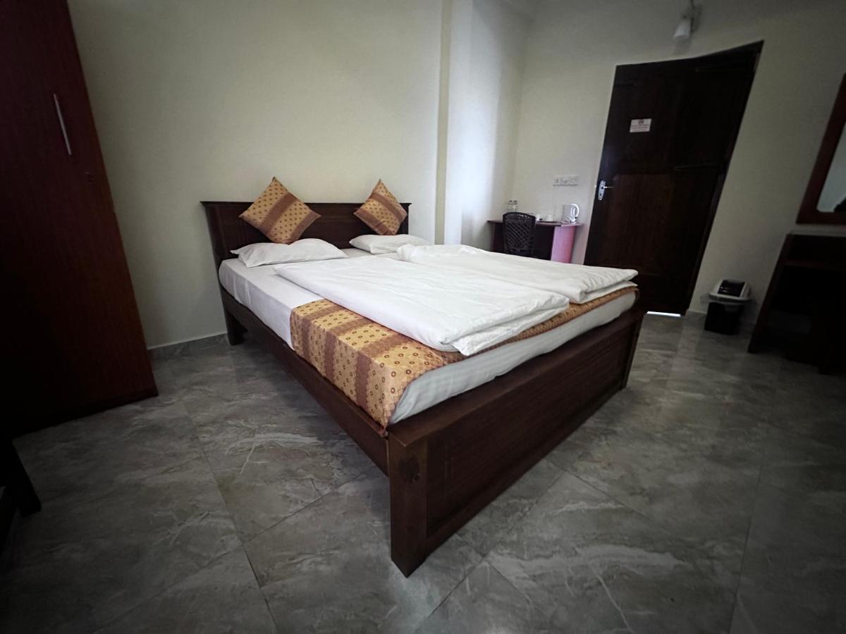 N Joy Inn Trincomalee Bagian luar foto