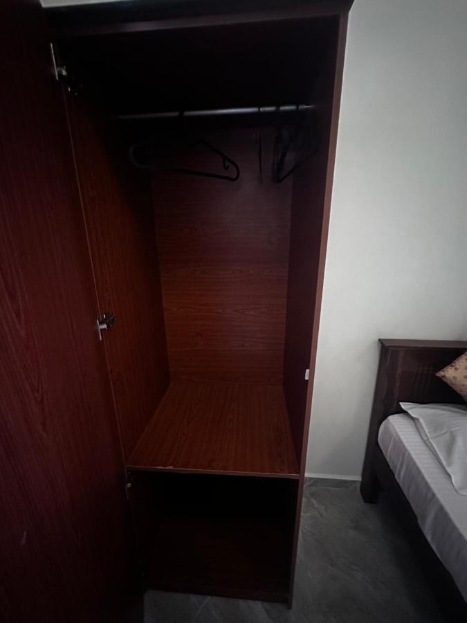 N Joy Inn Trincomalee Bagian luar foto