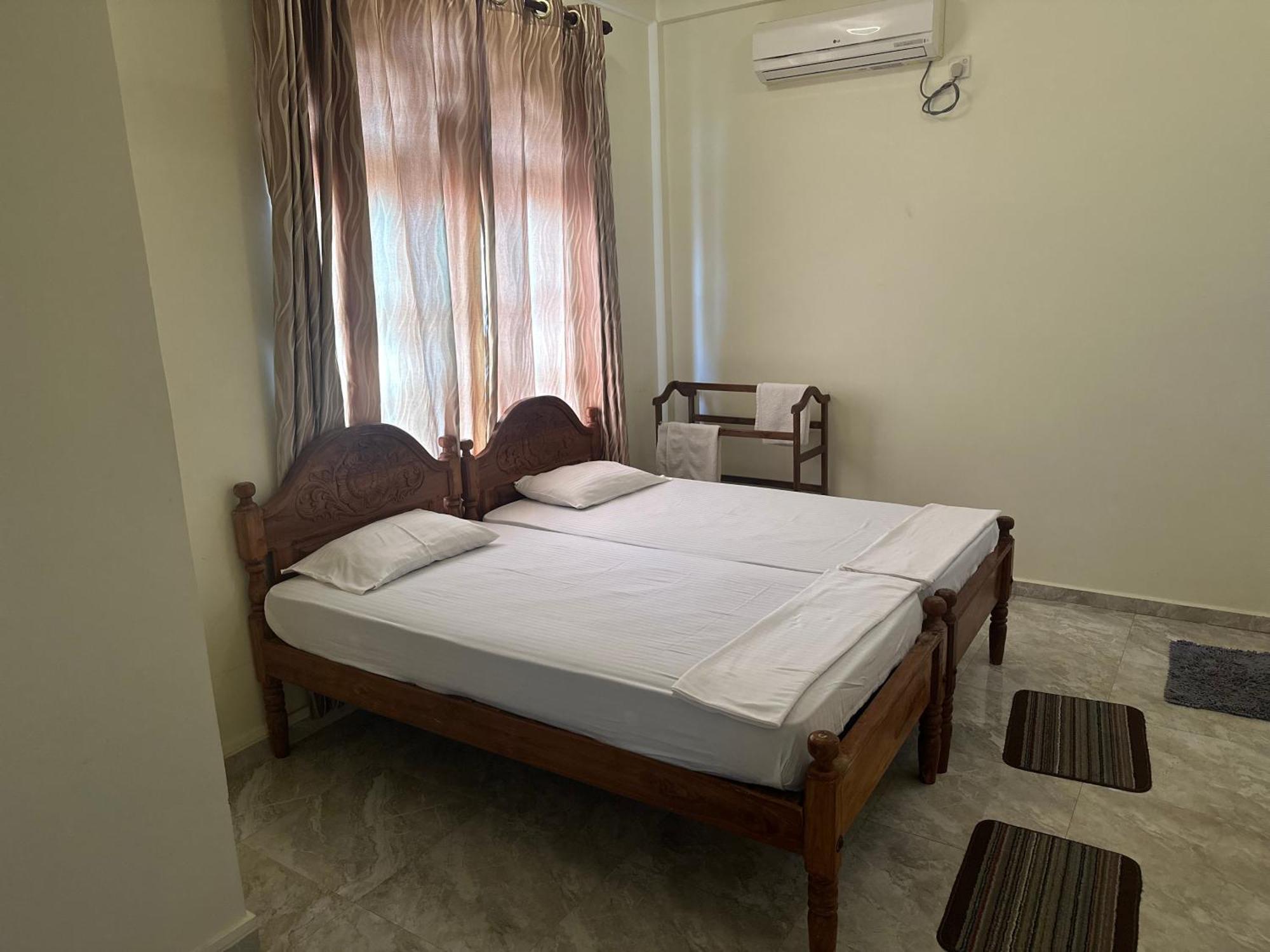 N Joy Inn Trincomalee Bagian luar foto