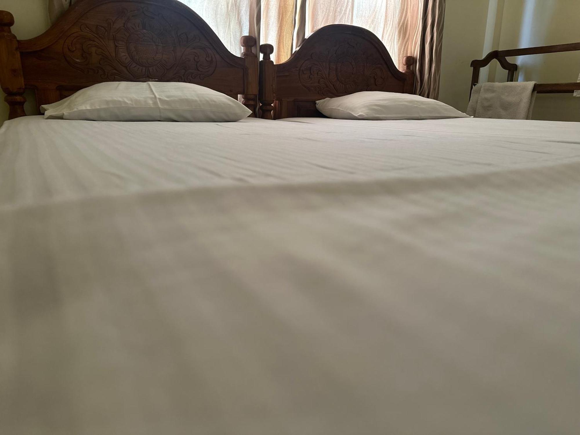N Joy Inn Trincomalee Bagian luar foto