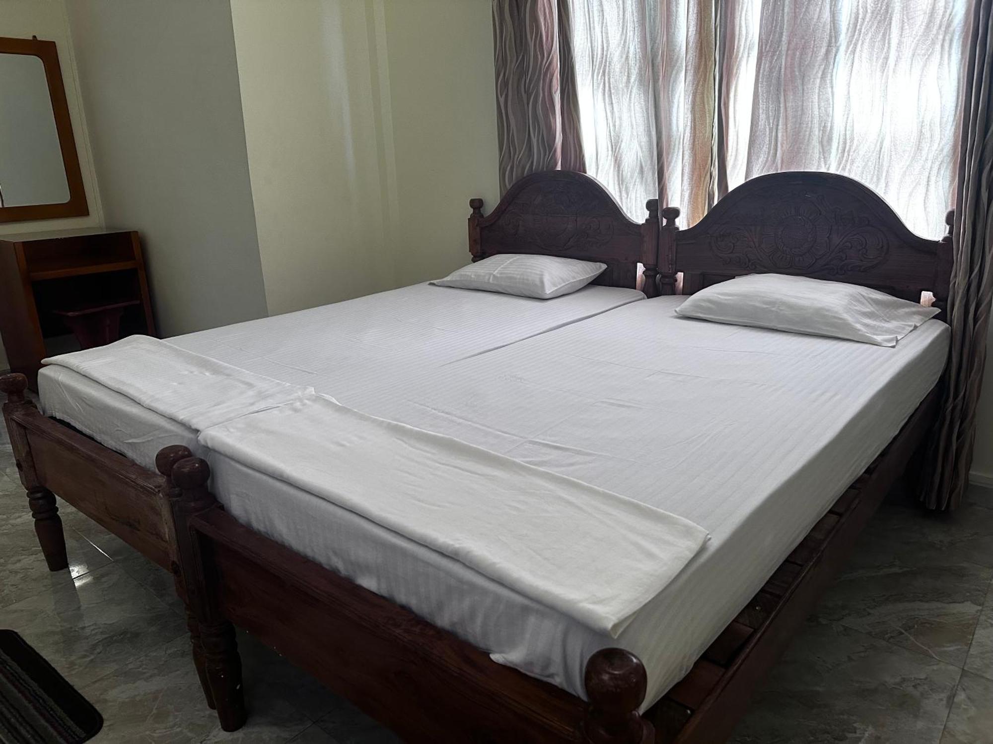 N Joy Inn Trincomalee Bagian luar foto
