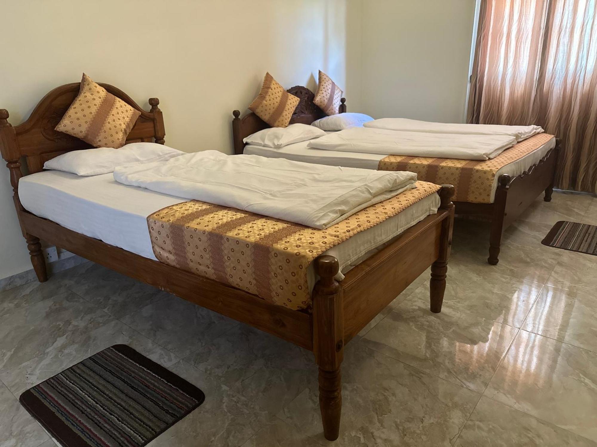 N Joy Inn Trincomalee Bagian luar foto