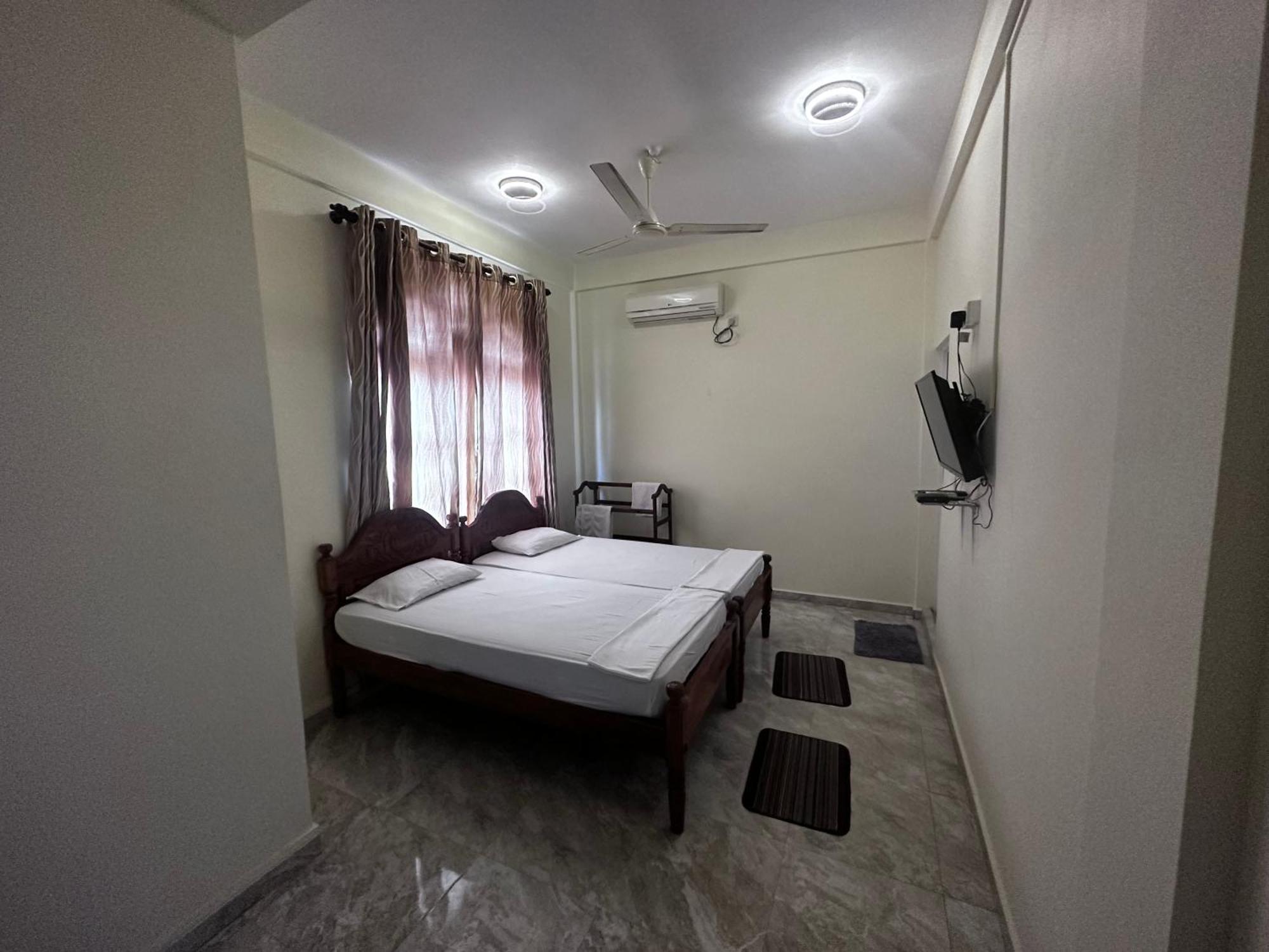 N Joy Inn Trincomalee Bagian luar foto