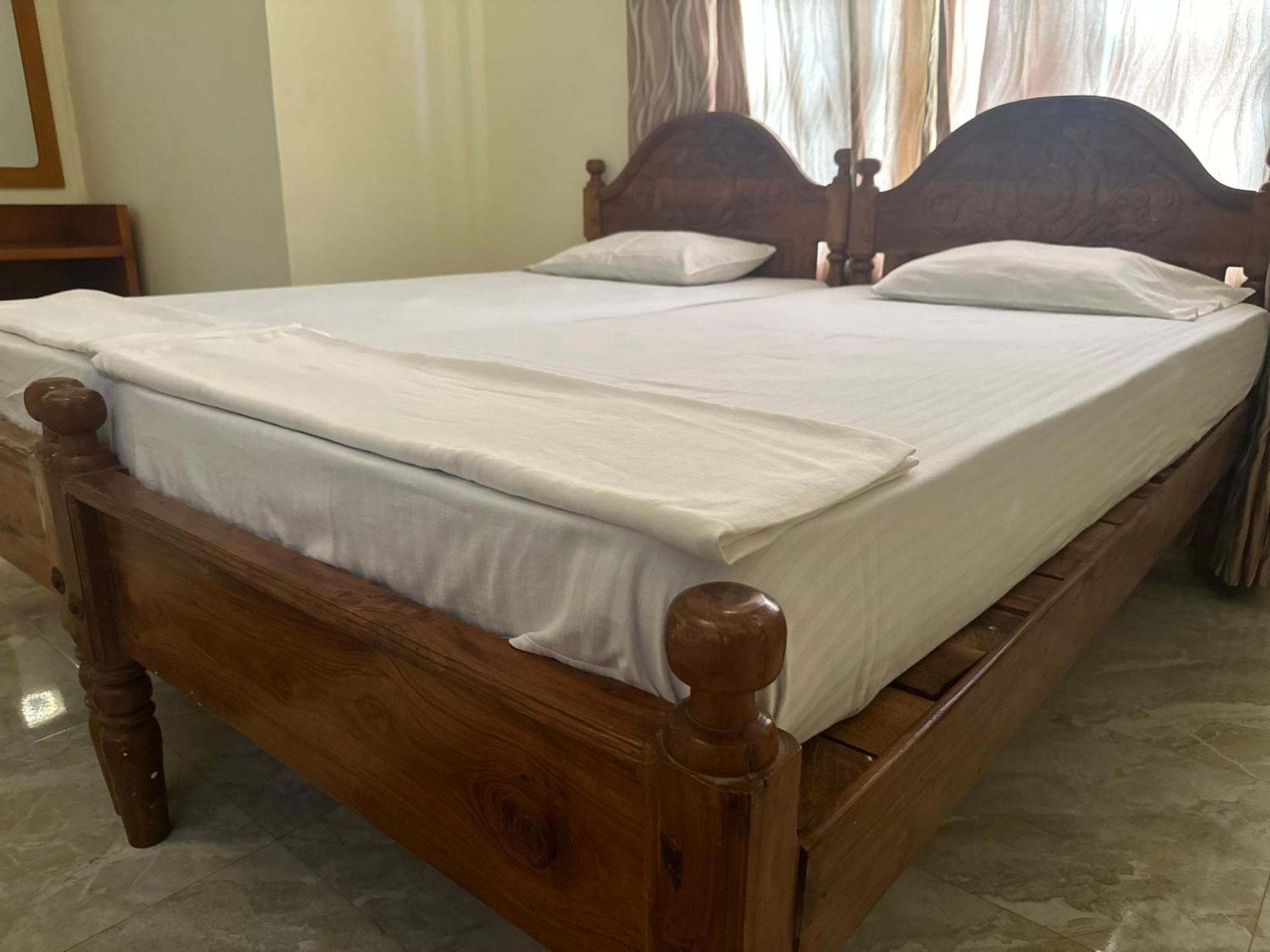 N Joy Inn Trincomalee Bagian luar foto