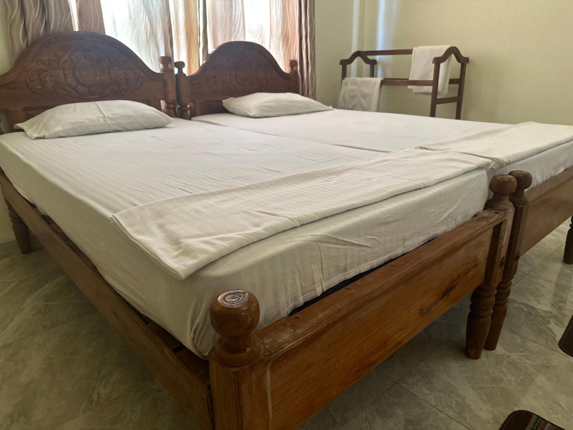 N Joy Inn Trincomalee Bagian luar foto