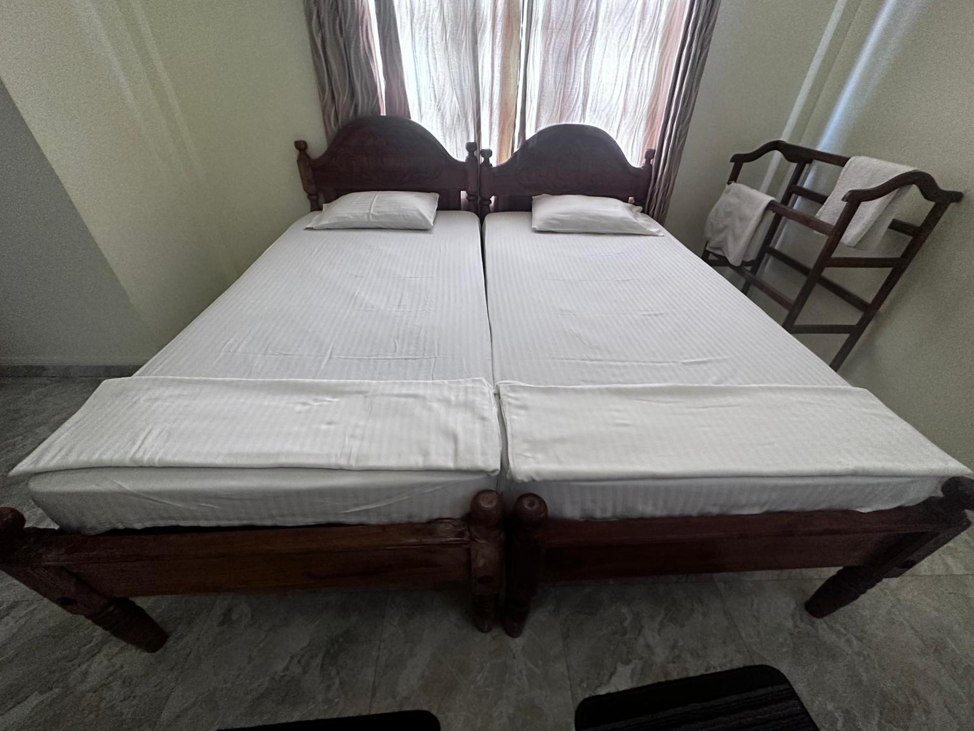 N Joy Inn Trincomalee Bagian luar foto