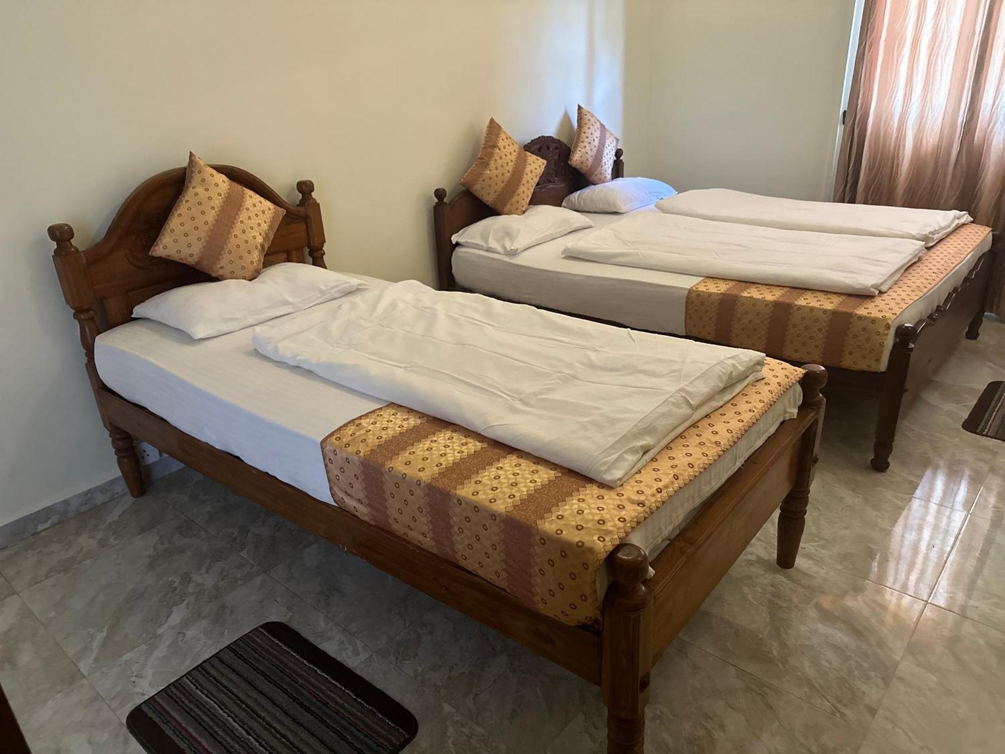 N Joy Inn Trincomalee Bagian luar foto
