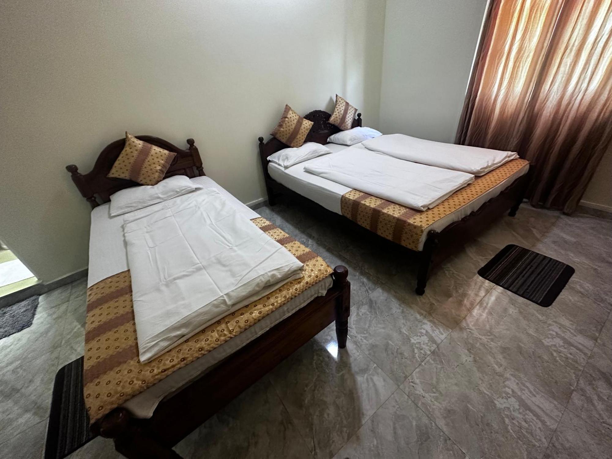 N Joy Inn Trincomalee Bagian luar foto