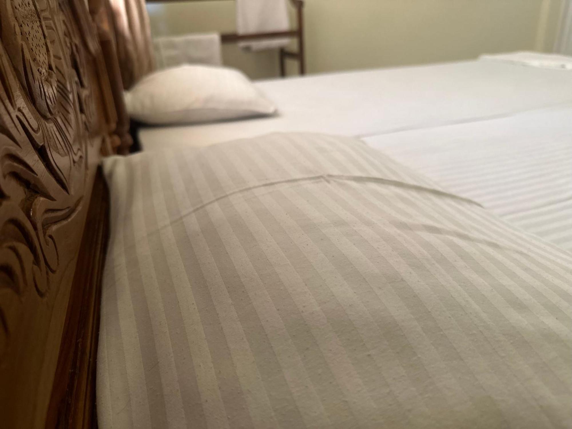 N Joy Inn Trincomalee Bagian luar foto