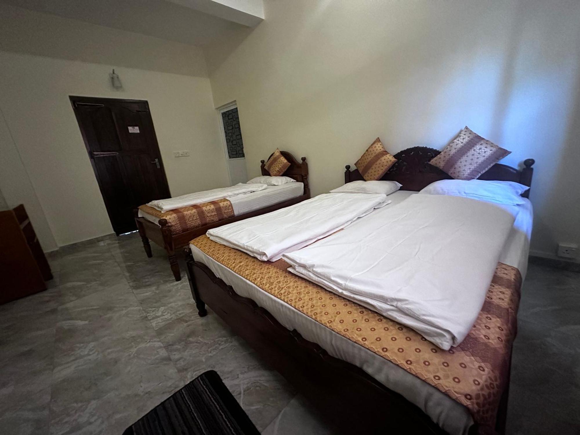 N Joy Inn Trincomalee Bagian luar foto