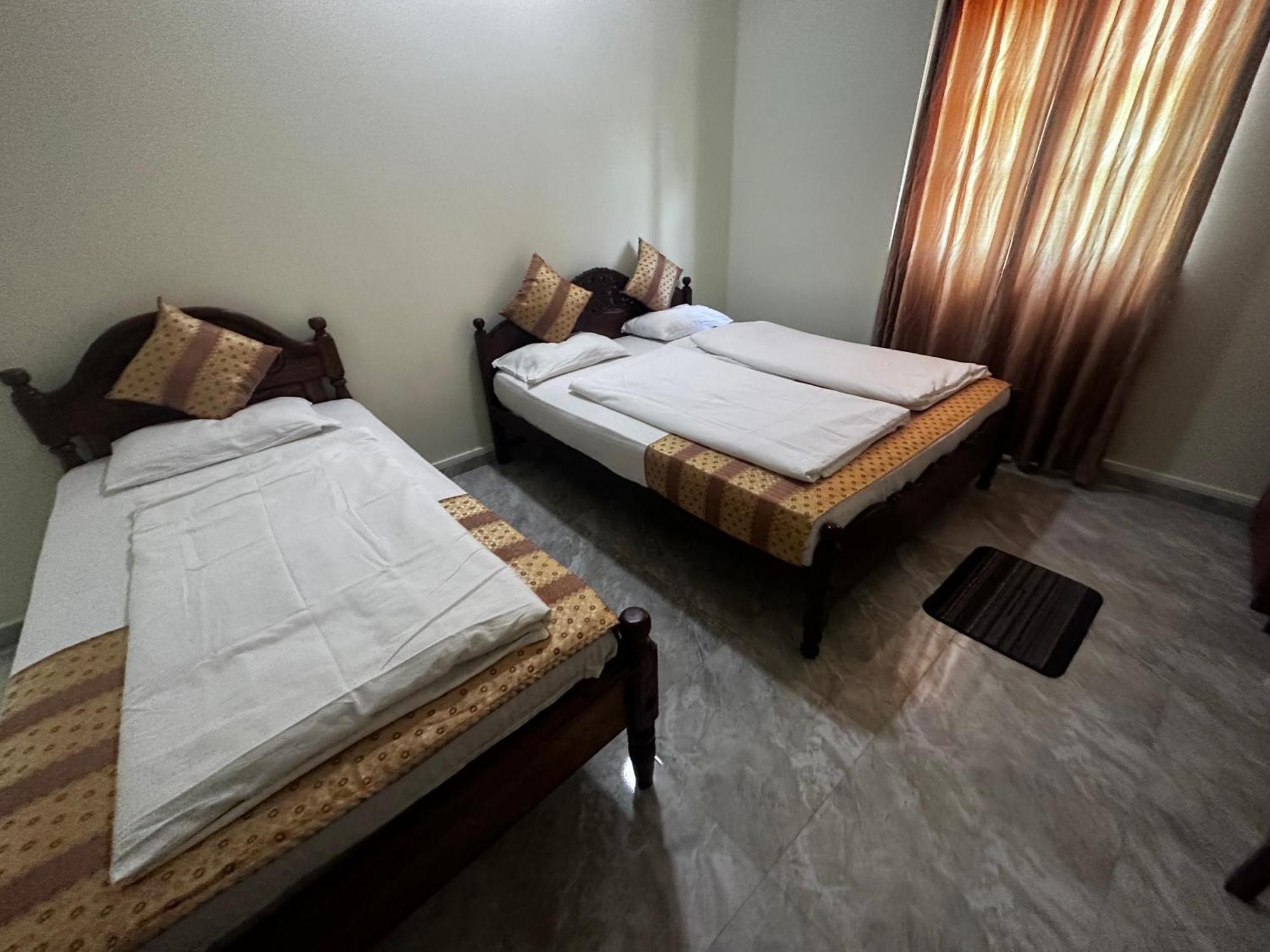 N Joy Inn Trincomalee Bagian luar foto