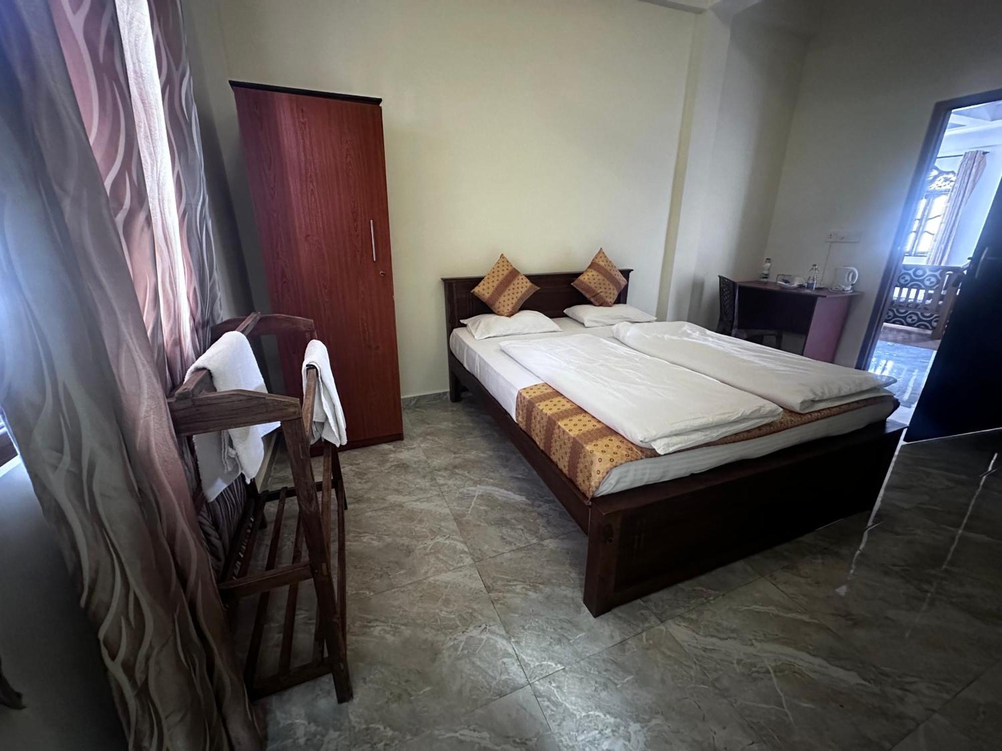 N Joy Inn Trincomalee Bagian luar foto