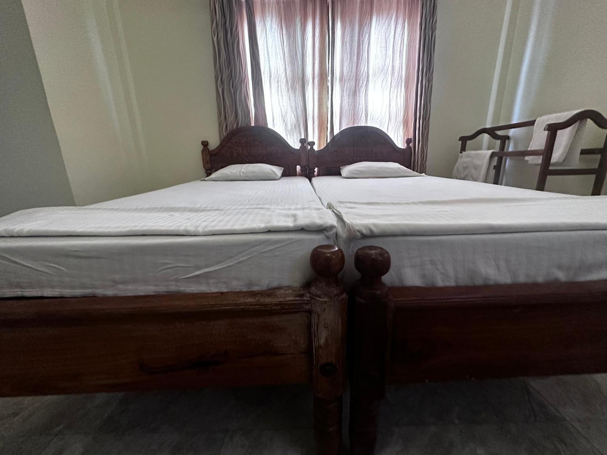 N Joy Inn Trincomalee Bagian luar foto