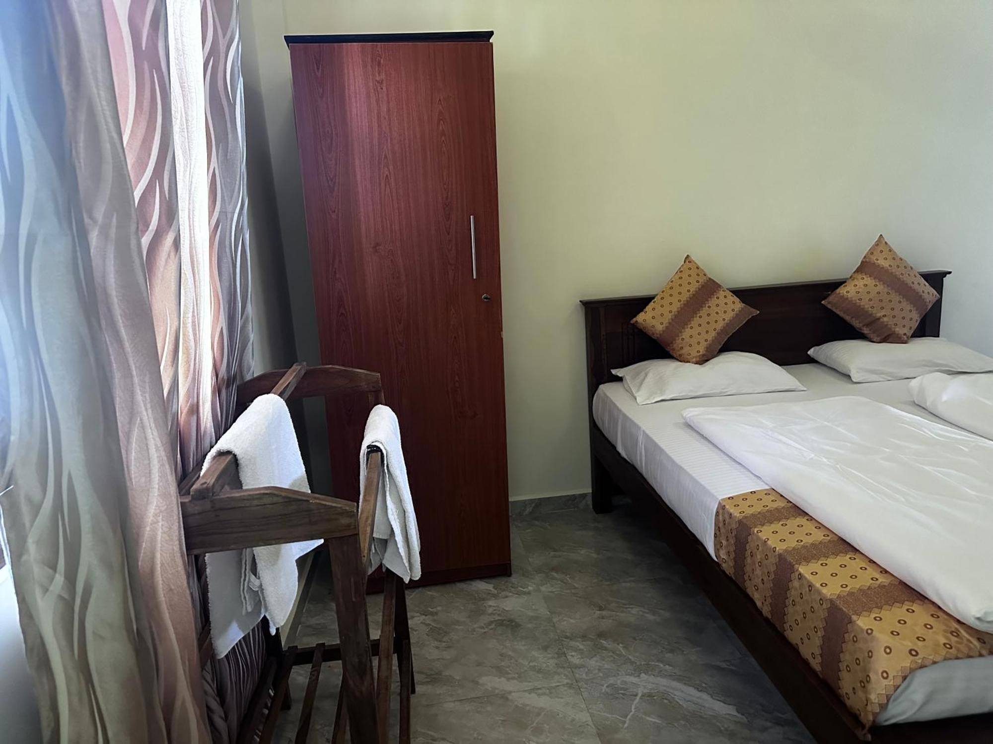 N Joy Inn Trincomalee Bagian luar foto